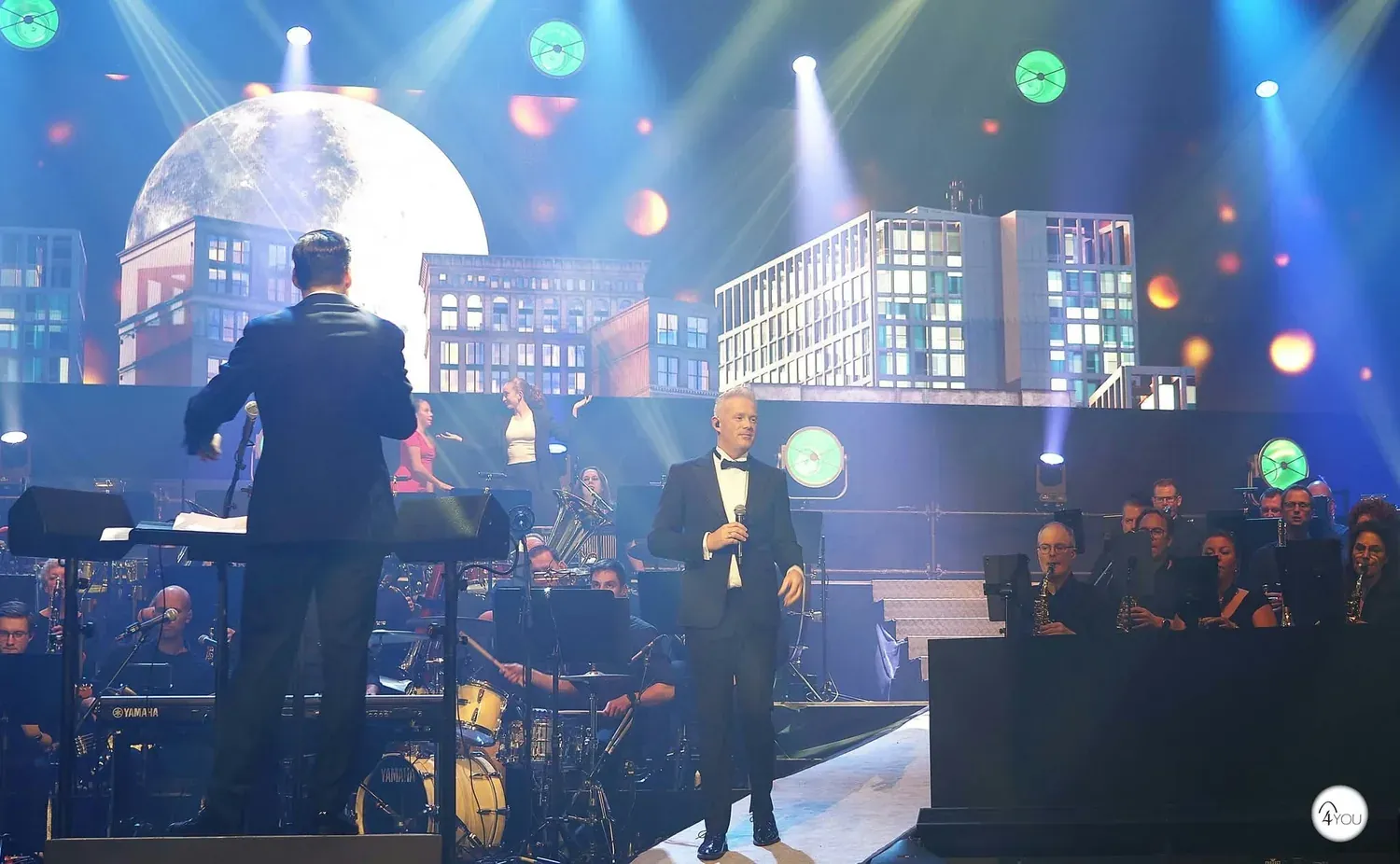 The Suited Singer tijdens een optreden