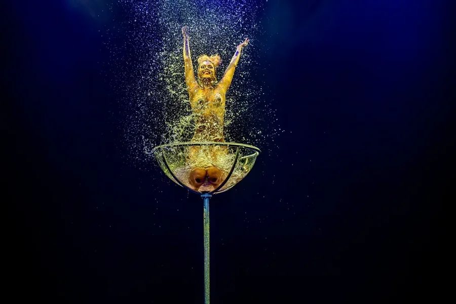 Luxe eyecatcher: performance in een groot champagneglas.