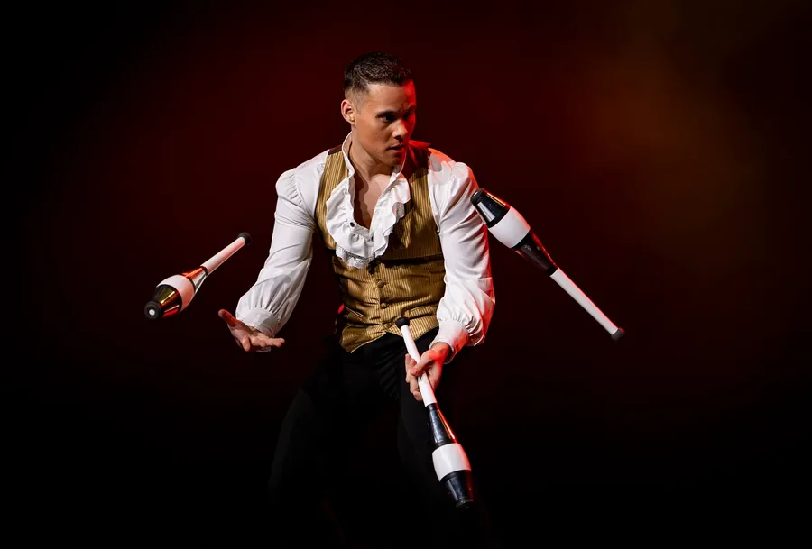 Energieke jongleershow met grote ballen en kegels, uit de circus- en variétéwereld.
