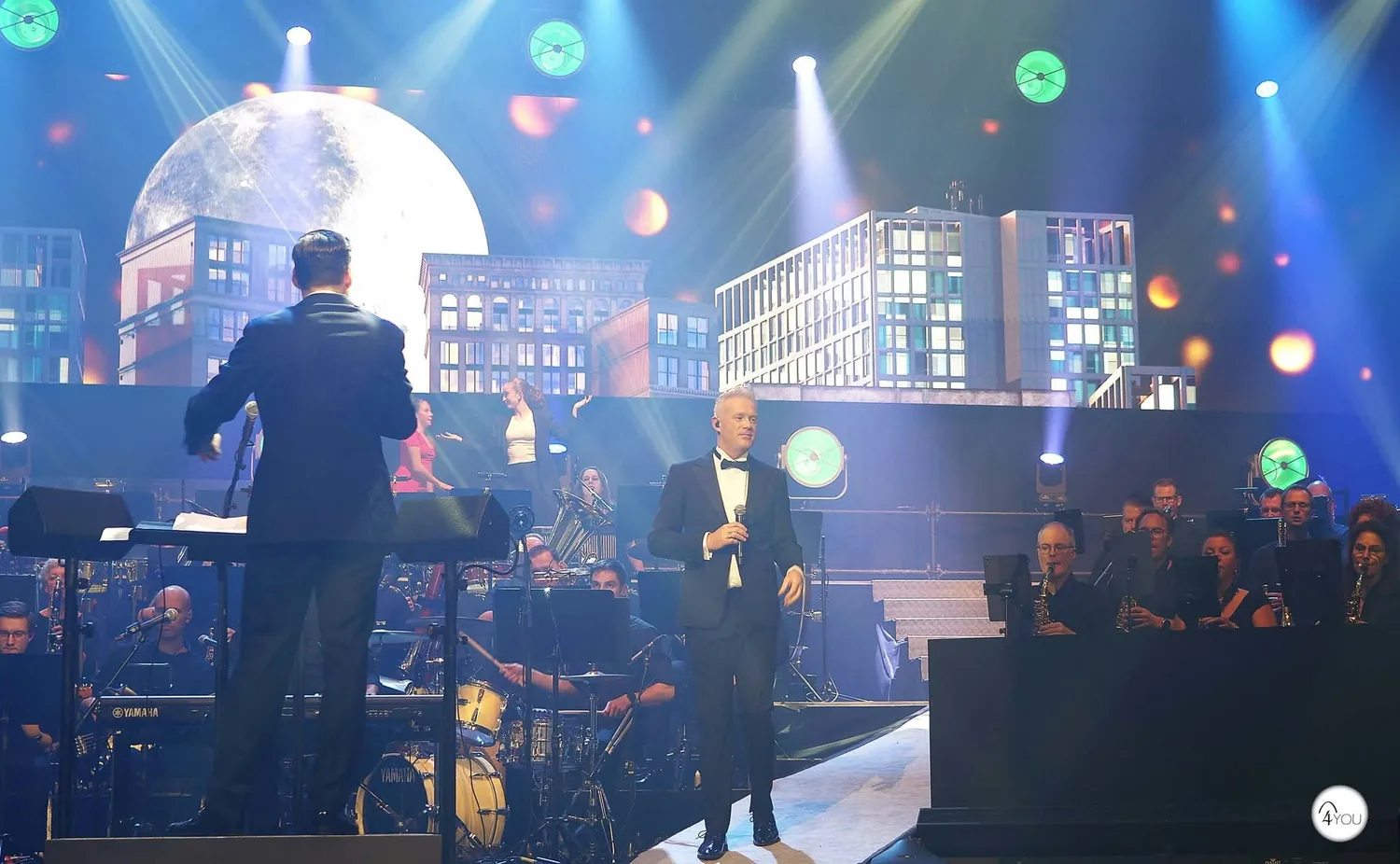 The Suited Singer tijdens een optreden