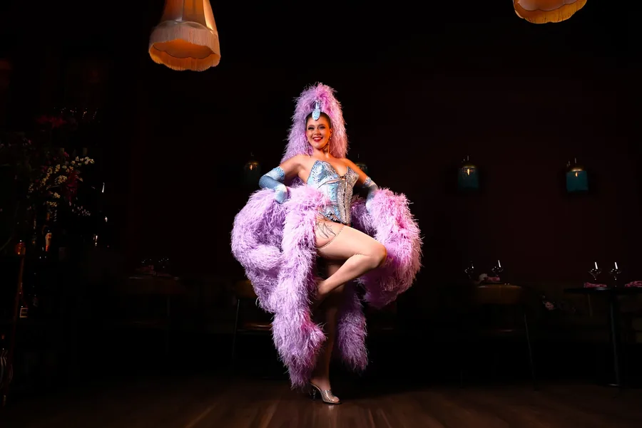 Revue-glamour met imposante verenpracht en een theatrale entree.
