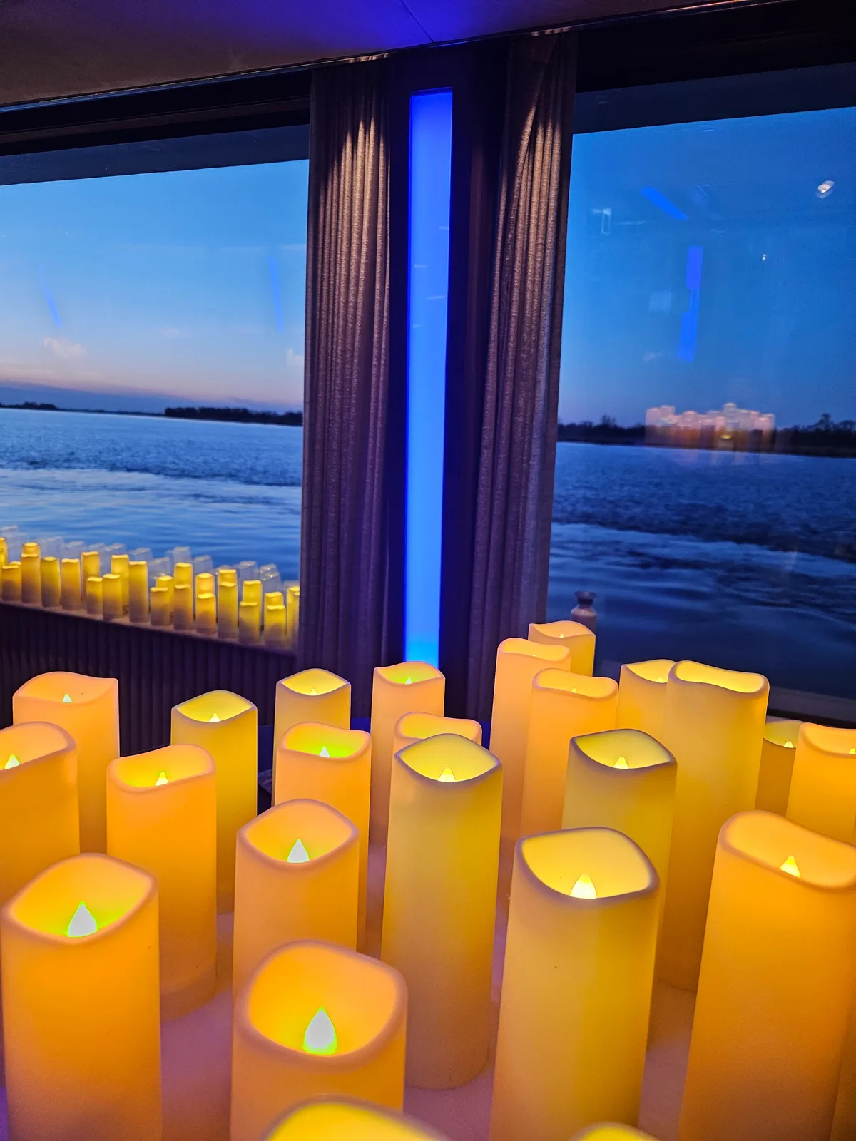 Kaarsen aan boord van de Candlelight Dinner Cruise met uitzicht over het water