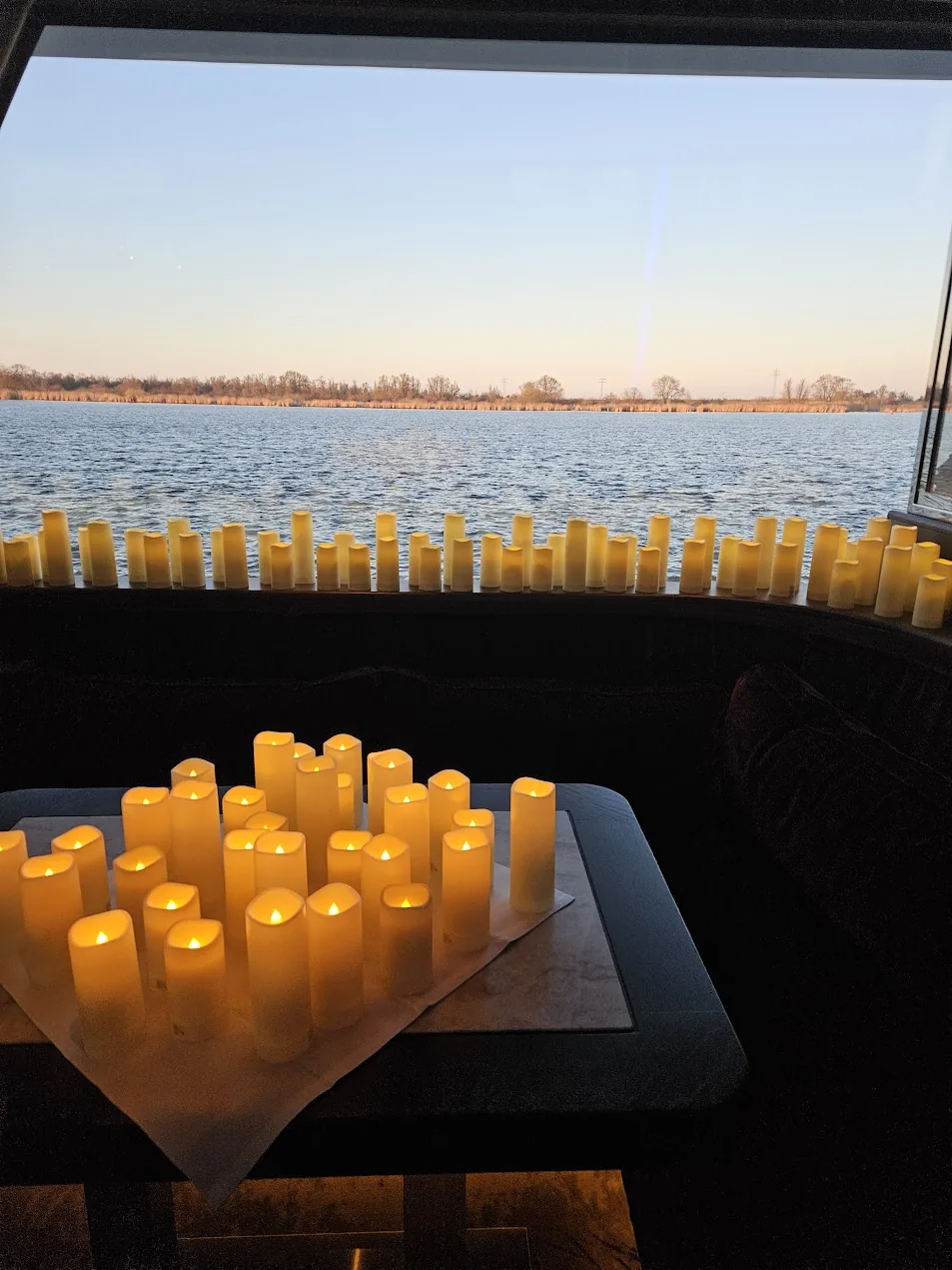 Tafel met tientallen kaarsen bij een candlelight concert