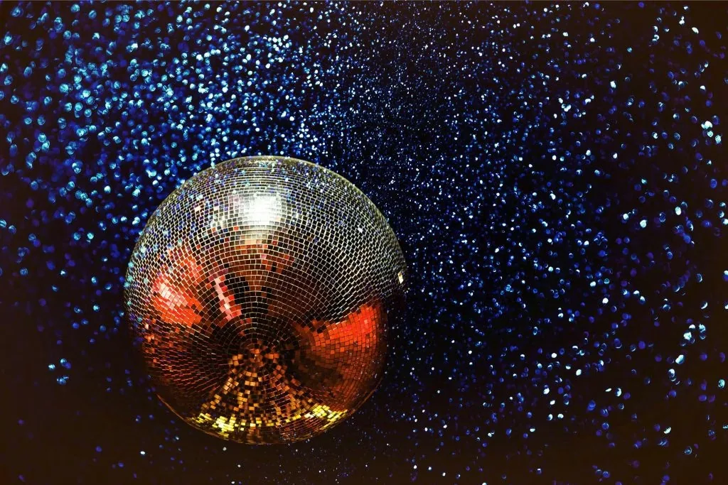Discobal met confetti boven een dansvloer