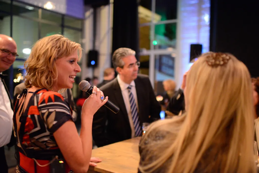 Josefine Wijnhoven zingt tussen de gasten tijdens een receptie